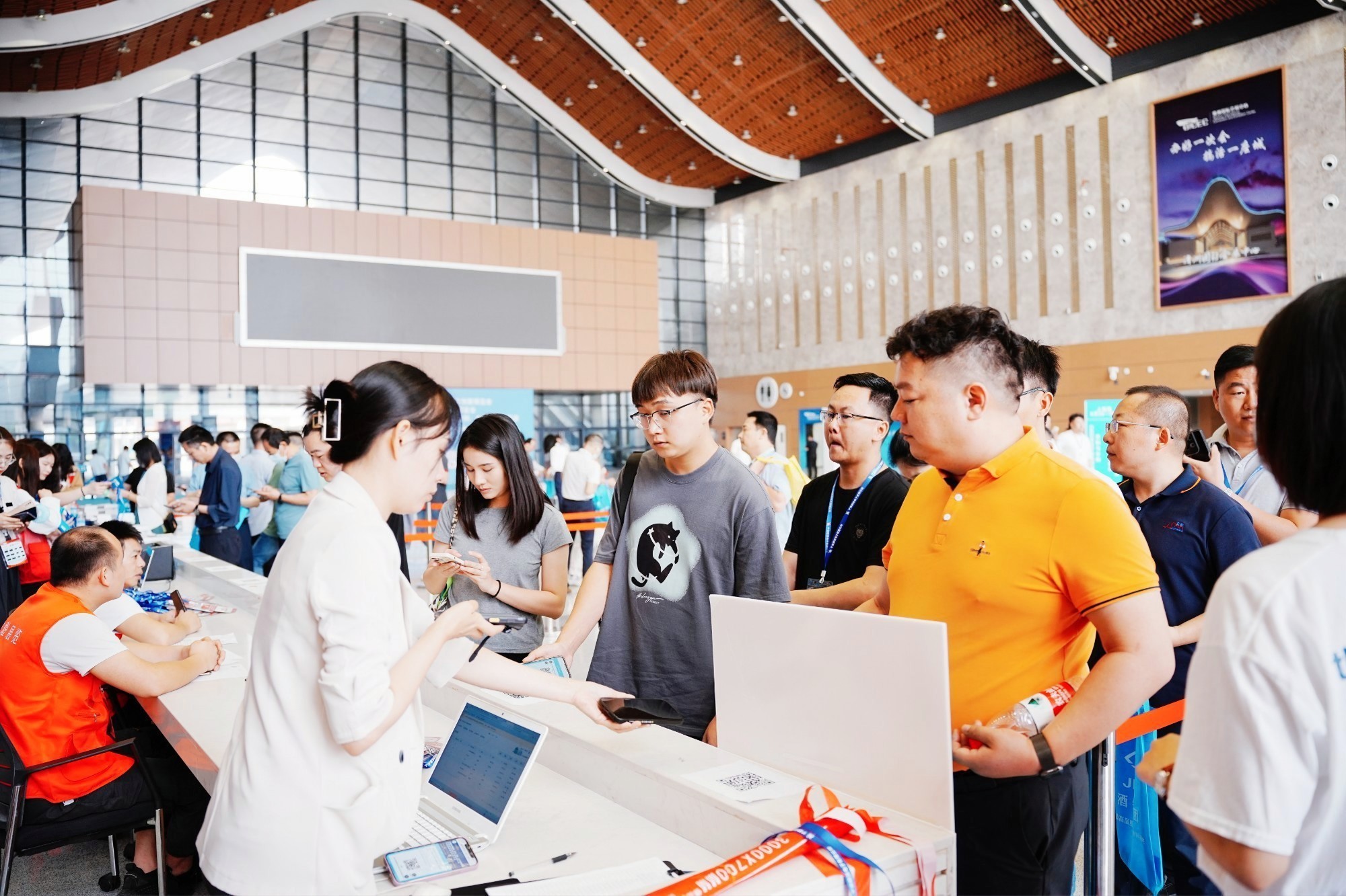 加大機器人AI芯片攻關，研制機器人端側計算芯片及模組，推進國產化替代